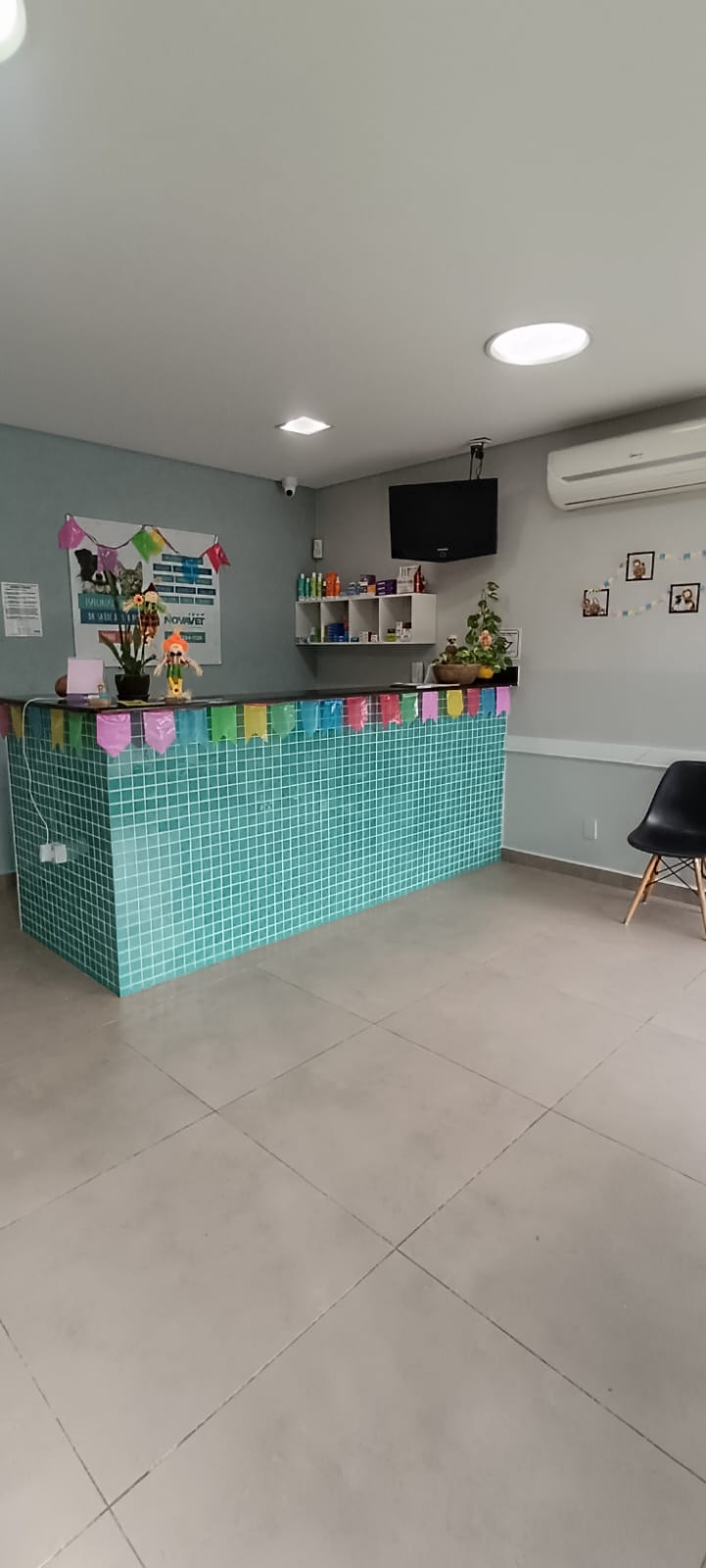 Recepção da NovaVet com balcão em azulejo teal