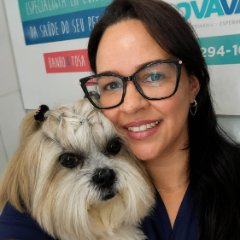 Ro, responsável pela recepção da NovaVet, com um paciente no colo